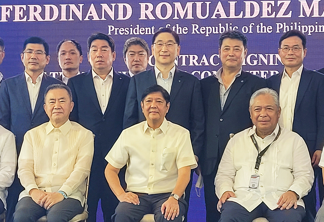 Hyundai E&C CEO Yoon Young-joon (far right in the front row) and Philippine Transportation Minister Jamie Bautista (center of the front row) are taken on photos after signing the contract. Hyundai E&C CEO Yoon Young-joon (far right in the front row) and Philippine Transportation Minister Jamie Bautista (center of the front row) are taken on photos after signing the contract.